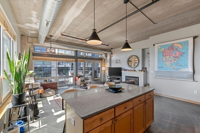 Building Photo - 710 N 4th St