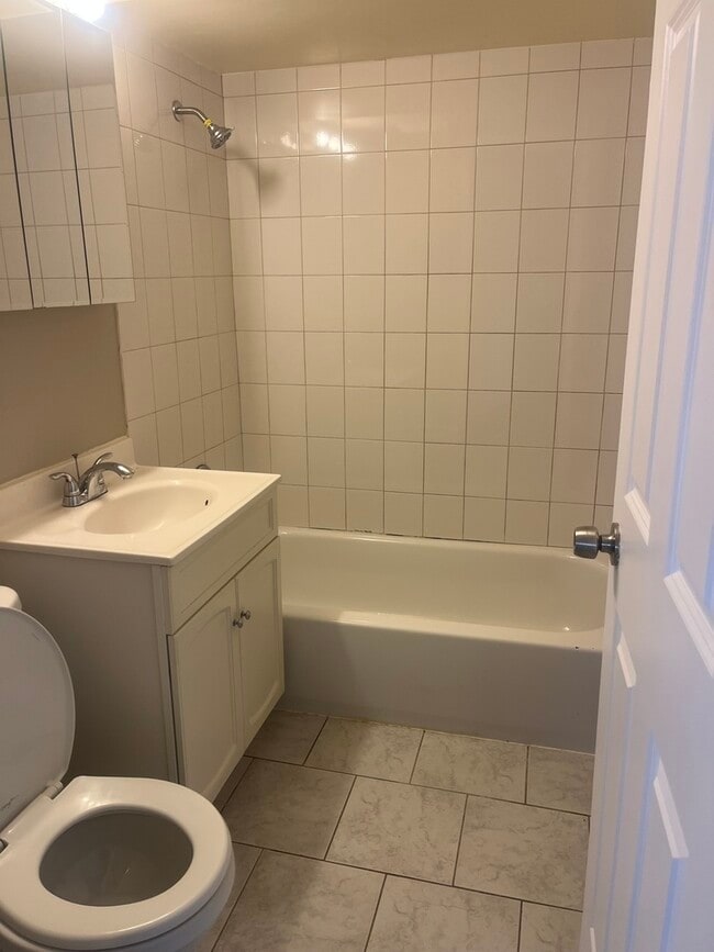 Building Photo - 10917 S Lloyd Dr