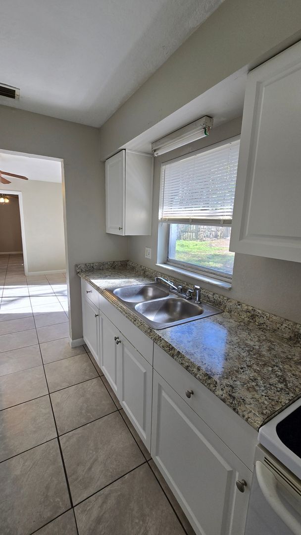 Building Photo - 3 Bed, 2 Bath, 1 Car garage.