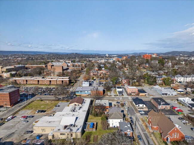 Building Photo - 823 McCallie Ave