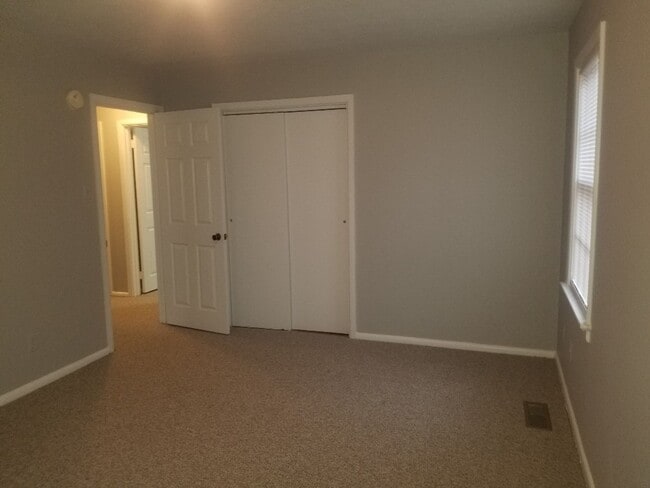 Building Photo - 1804 Saxon St