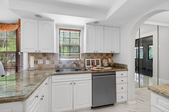 Building Photo - 7865 La Mirada Dr
