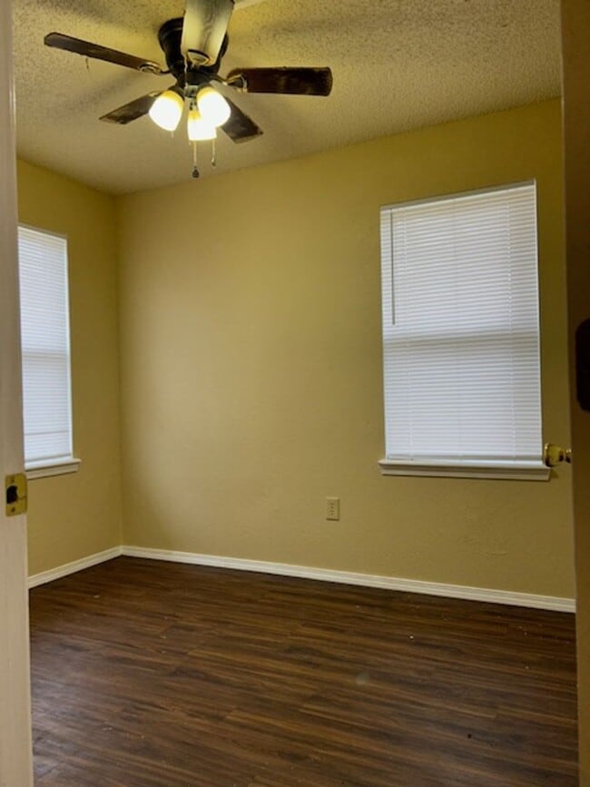 Building Photo - 4 bed 1.5 bath house