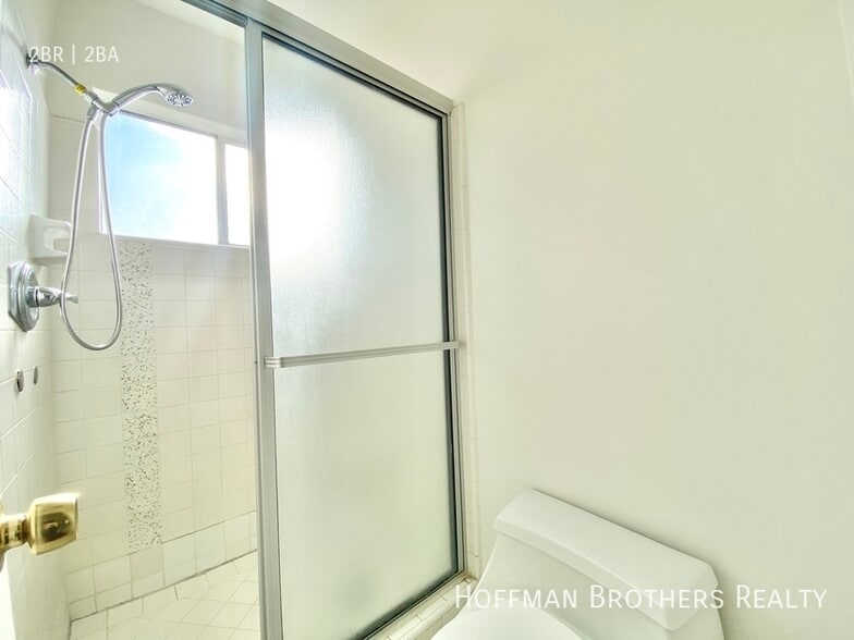 Building Photo - 8206 Romaine St