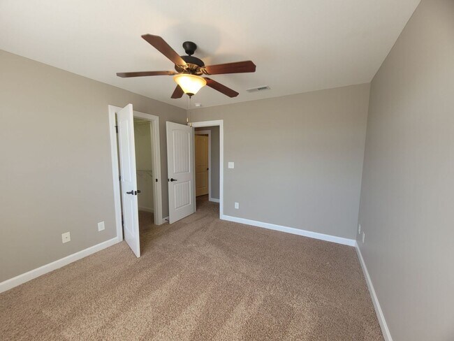 Building Photo - - Majestic 3 Bedroom 2.5 Bath + Bonus Room...