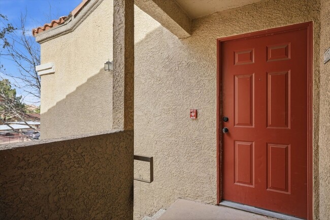 Building Photo - Nice Upgraded 2 Bedroom Condo in Gated Community - Eastern and 215