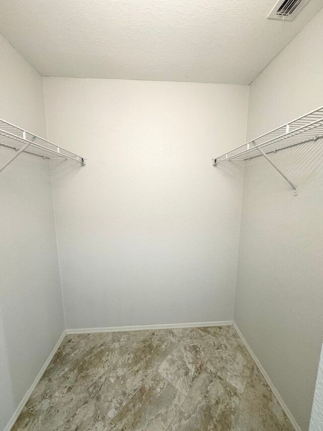 Building Photo - 4 Bedroom 2 Bath - Gated Community - Move ...