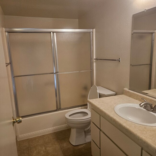 Building Photo - 2 Bedroom Townhouse