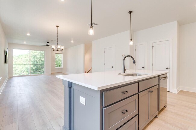 Building Photo - 3253 S University Dr