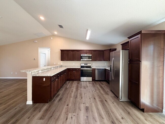 Building Photo - Desirable SE Neighborhood - 3/2/2 Silver Spring Shores **Available NOW**