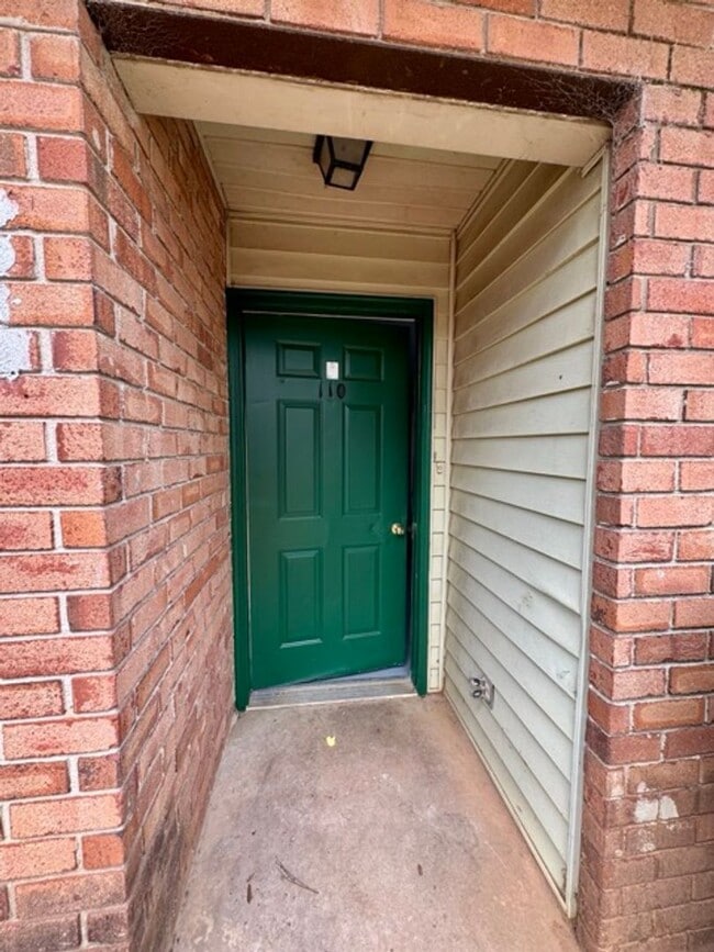 Building Photo - Freshly Remodeled & Move-In Ready!