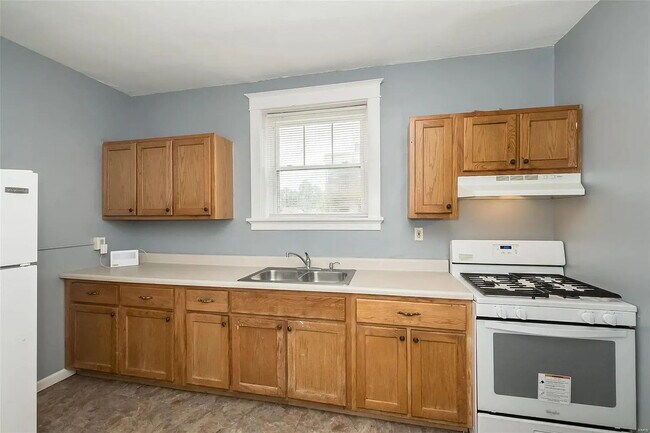 Building Photo - "Charming 2-Bed Duplex Retreat on Pennsylvania Ave – Spacious 1170 Sq Ft in Vibrant St. Louis!"