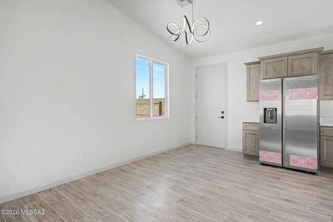 Building Photo - 827 E 33rd St