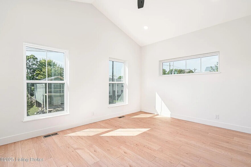 Building Photo - 935 E Madison St