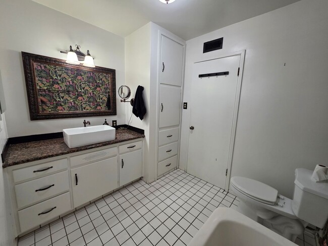 Building Photo - 2 bedroom 2 bathroom with brand new A/C un...