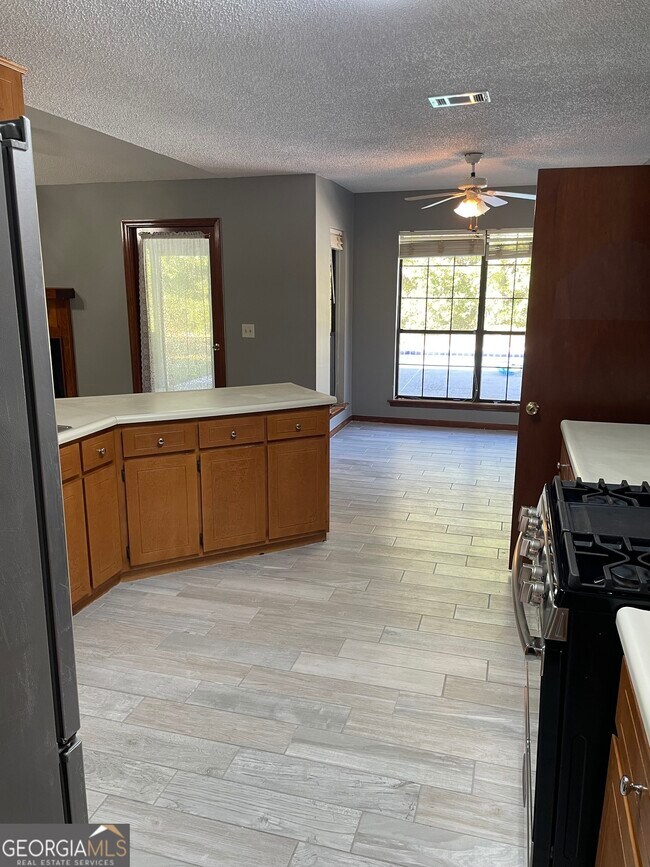 Building Photo - 211 N Woodvalley Dr