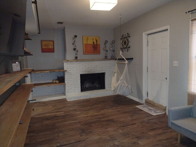 Building Photo - Beautifully renovated 4 bed 5 bath condo with a private back yard