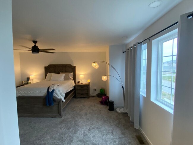 Building Photo - Beautiful 3 bed 2.5 bath Townhome