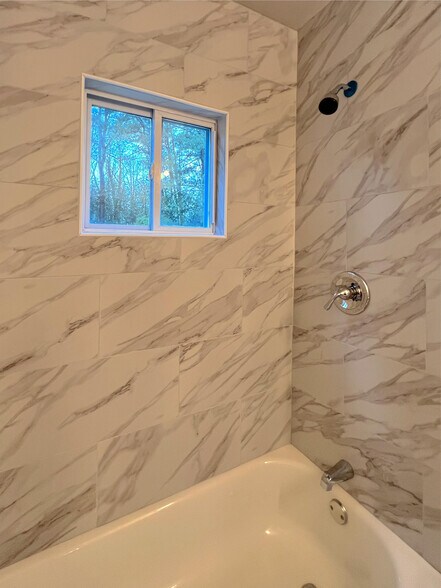 Building Photo - Room in Apartment on Gresham Park Dr