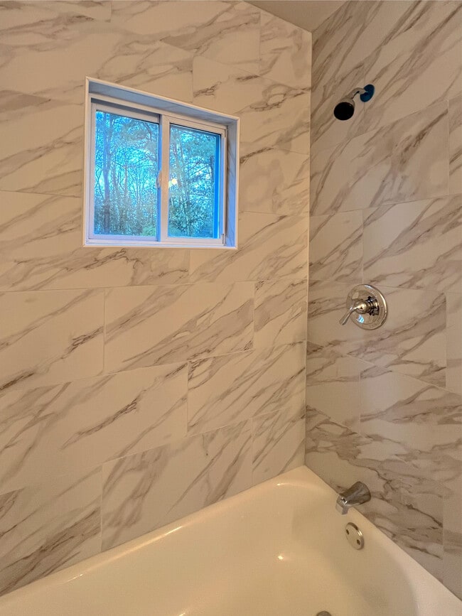 Building Photo - Room in Apartment on Gresham Park Dr