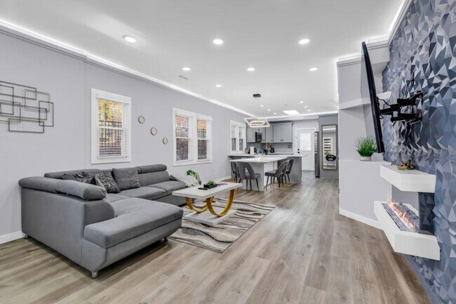 Building Photo - 830 Parkwood Ave