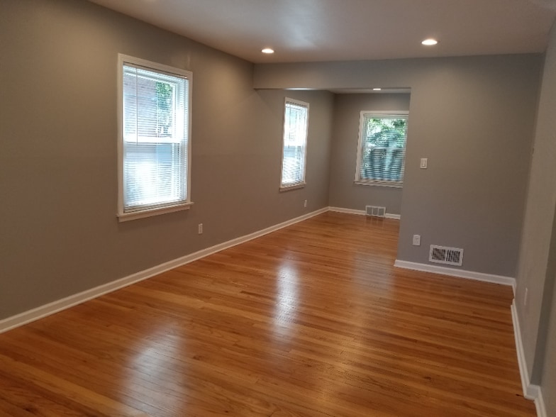 Building Photo - 1511 W Farnum Ave