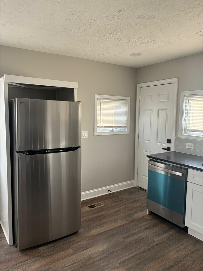 Building Photo - 2721 Woodbridge Ave