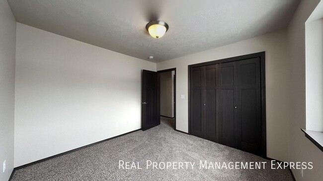 Building Photo - 5911 S Whisper Creek Pl