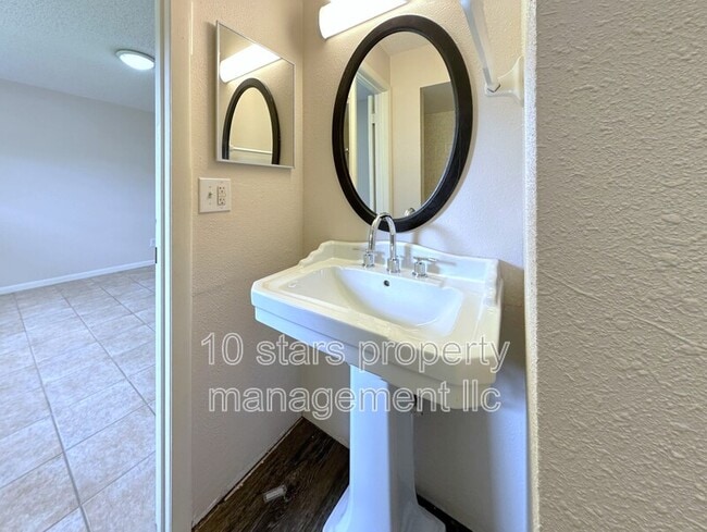 Building Photo - 31211 Stoney Brook Dr