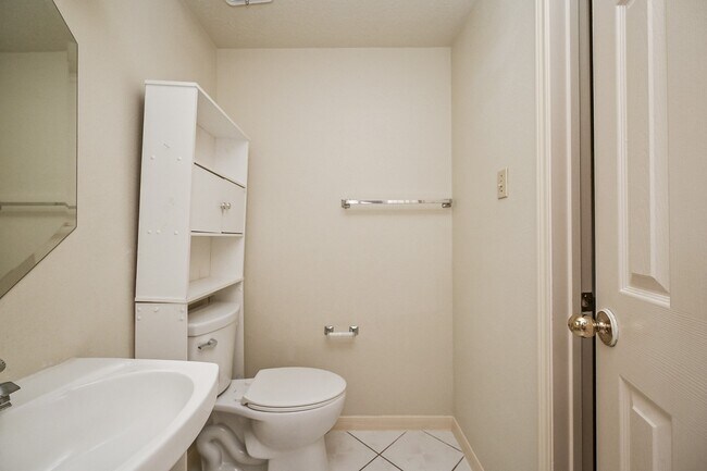 Building Photo - 9731 New Kent Dr