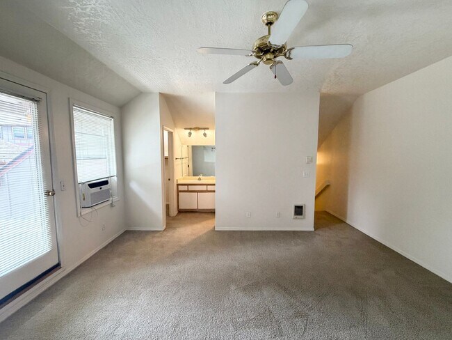 Building Photo - Super Cute Spacious 2BD 2BA in the Hillsdale Neighborhood!