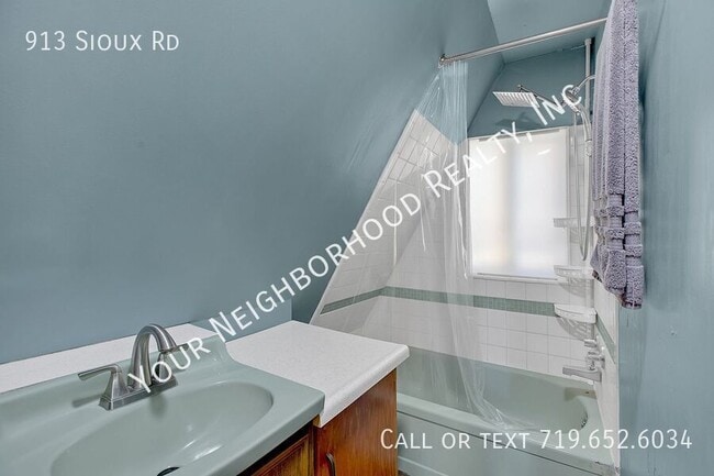 Building Photo - 913 Sioux Rd