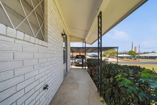 Building Photo - 204 W Lampasas St