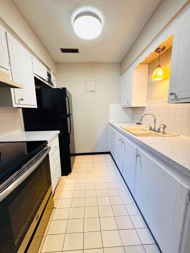 Building Photo - Spacious 1 Bedroom at Normandy Apartments