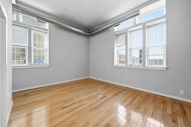 Building Photo - 1942