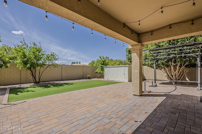 Building Photo - 927 W Azalea Pl