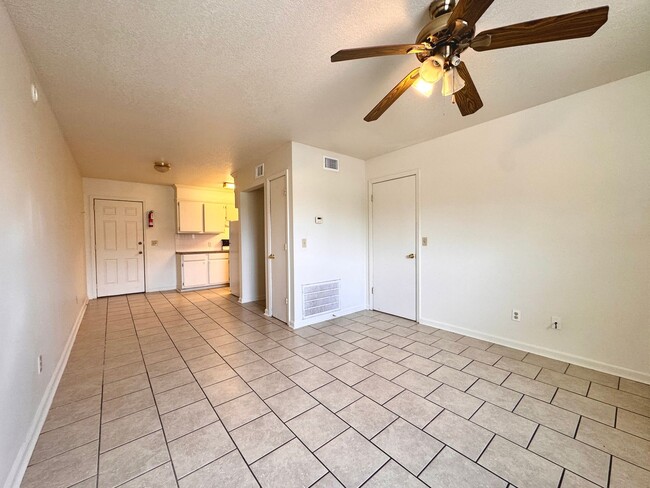 Building Photo - 2/1.5 Townhouse in Newport