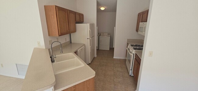 Building Photo - Welcome to Your New Home in the Village of Sabal Chase!