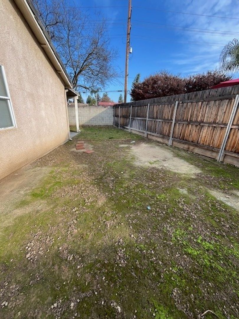 Building Photo - 1938 E Country Ave