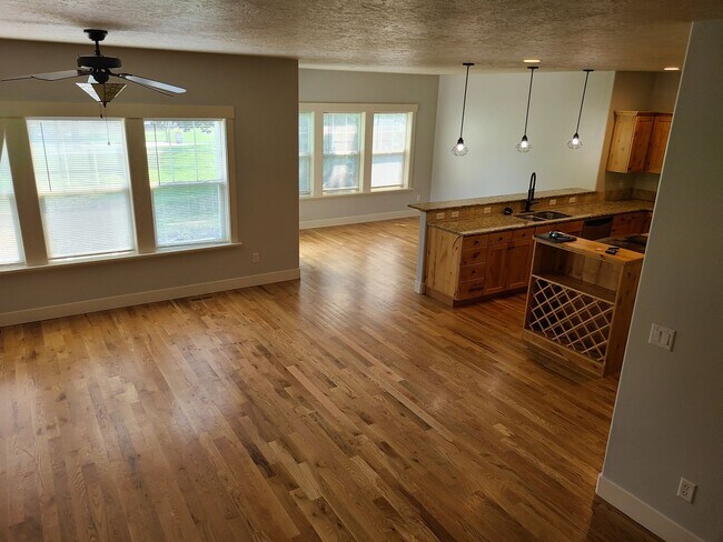 Building Photo - Clean and ready to go 3 bedroom home