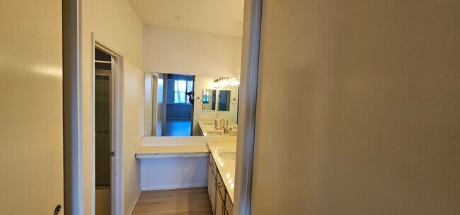 Building Photo - 2bed - 2bath Upper unit in Rancho SD