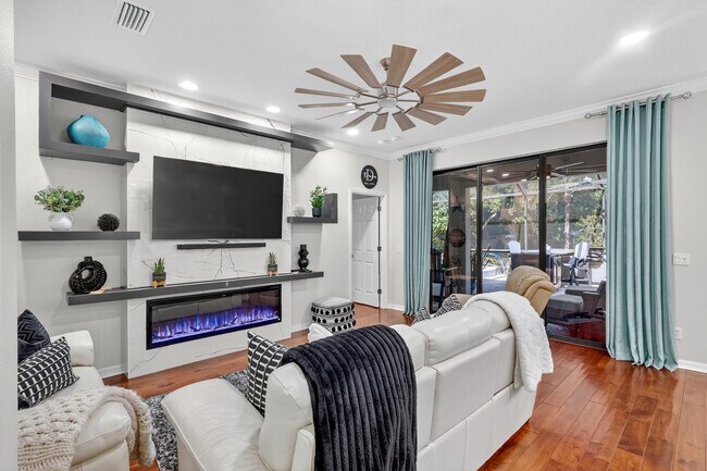 Building Photo - 145 Silver Falls Dr