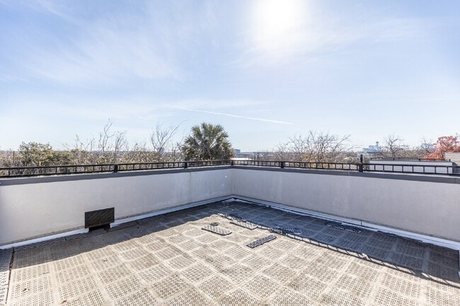 Building Photo - 130 Rose Ln