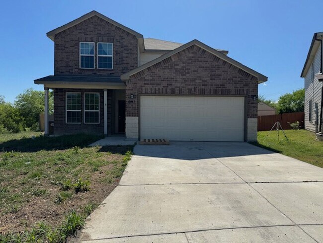 Building Photo - Super Nice! Featuring 4 bedroom/ 3 bath