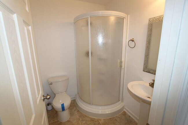 Building Photo - 4 bed, 3.5 bath, Townhome in Bunker Hill, WV