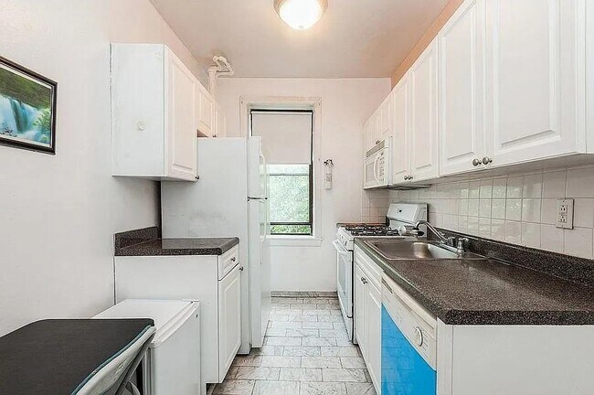 Building Photo - 42 Van Wagenen Ave