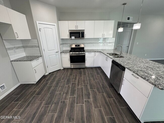 Building Photo - 13852 Paseo Alegre Ave
