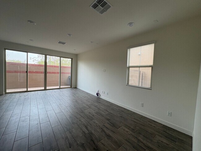 Building Photo - Modern 3-Bedroom + Loft + Den in Gated Pho...