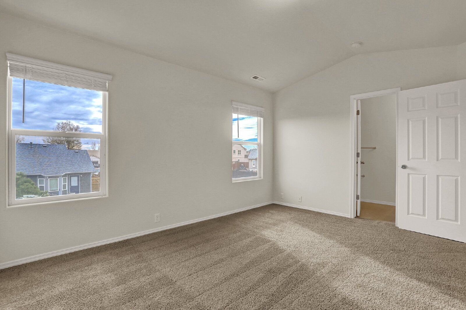 Building Photo - Updated 2-Bed Townhome Just Minutes from F...