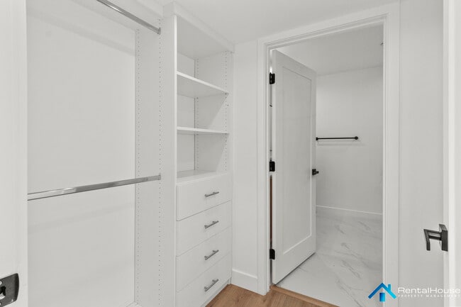 Building Photo - 3005 La Paz Dr